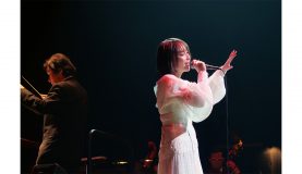 藍井エイル、世界で活躍するオーケストラとのコラボライブで圧巻のパフォーマンス