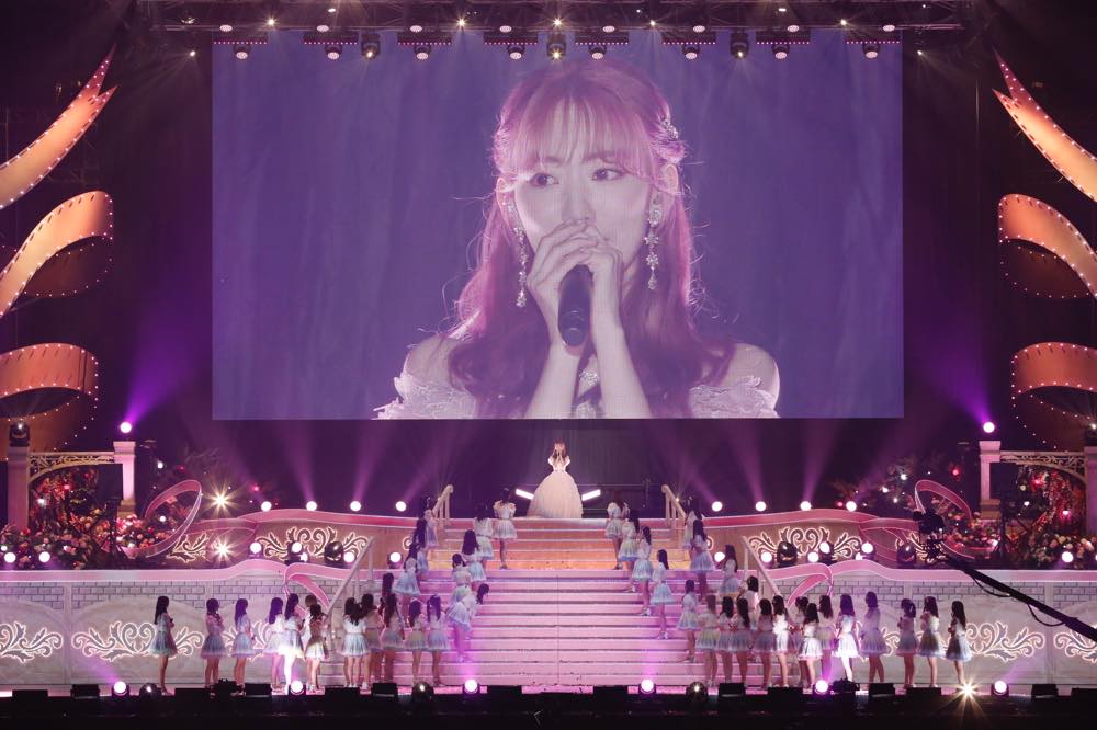 宮脇咲良、HKT48卒業コンサートが大盛況！ IZ*ONE曲の披露や、指原莉乃らとのサプライズ共演も - 画像一覧（8/16）