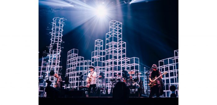 再び旅を始めたスピッツ。静かな熱狂に包まれたツアー初日レポート公開