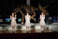 日向坂46・潮＆丹生＆松田がリアルな恐竜の迫力に感動！ 「タイムスリップしたみたい！」 - 画像一覧（2/13）