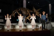 日向坂46・潮＆丹生＆松田がリアルな恐竜の迫力に感動！ 「タイムスリップしたみたい！」 - 画像一覧（12/13）