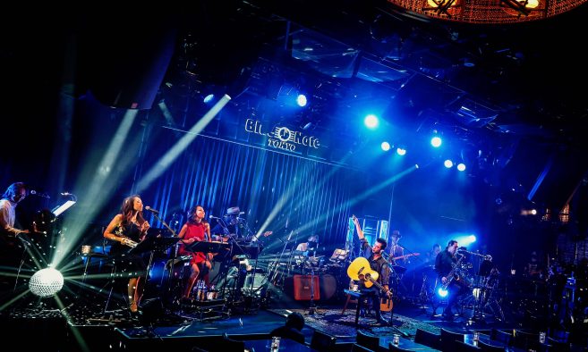 桑田佳祐、ブルーノートで行われた無観客配信ライブの模様を映像作品化！ 新作EPの完全生産限定盤に収録