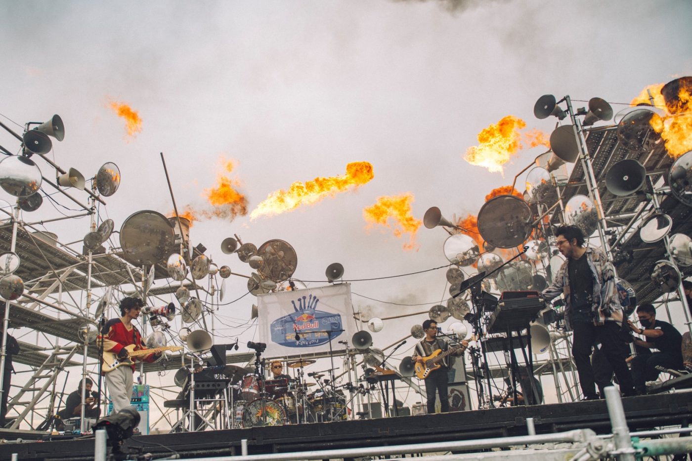 レッドブル×King Gnu、前代未聞のシークレットイベントのメイキング＆ライブダイジェスト映像公開