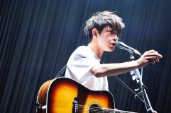 川崎鷹也、ギター1本で臨んだワンマンライブが大盛況！「皆さんから拍手をもらうと、全身が痺れる」