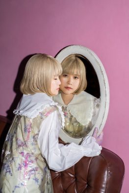 さとうもか、恋人の関係に踏み出せないふたりを描く「いとこだったら feat. Mom」MVを今夜プレミア公開