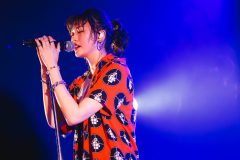 三阪咲、地元・大阪のライブハウスでメジャーデビュー決定を報告！「これからも、一歩ずつ頑張っていく」