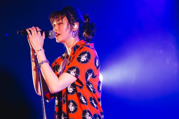 三阪咲、地元・大阪のライブハウスでメジャーデビュー決定を報告！「これからも、一歩ずつ頑張っていく」