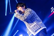 綾野剛、UVERworldのライブにサプライズ登場！ 主演ドラマ『アバランチ』主題歌の初披露を“援護射撃” - 画像一覧（4/7）