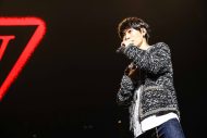 綾野剛、UVERworldのライブにサプライズ登場！ 主演ドラマ『アバランチ』主題歌の初披露を“援護射撃” - 画像一覧（5/7）