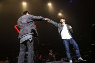綾野剛、UVERworldのライブにサプライズ登場！ 主演ドラマ『アバランチ』主題歌の初披露を“援護射撃” - 画像一覧（7/7）