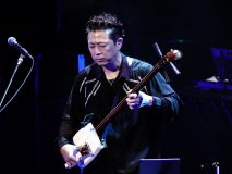 上妻宏光、三味線人生約40年の集大成となるソロデビュー20周年特別公演で全18曲を熱演