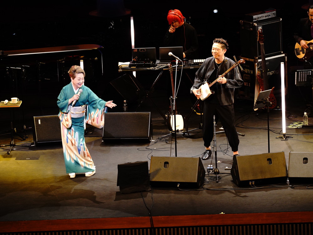 上妻宏光、三味線人生約40年の集大成となるソロデビュー20周年特別公演で全18曲を熱演 - 画像一覧（2/10）