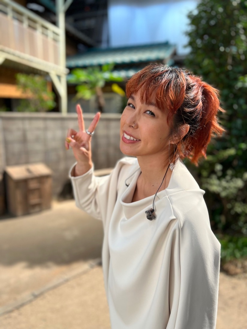 AI、NHK連続テレビ小説『カムカムエヴリバディ』のドラマセット内で歌唱！「女優になった気分です」