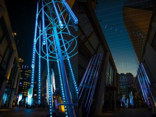 東京・赤坂サカスにて、米津玄師の「Pale Blue」にのせたイルミネーションが公開