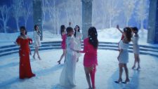 まるで天使！ TWICE、白い雪のなかで歌い舞う新曲「Doughnut」MV公開 - 画像一覧（3/3）