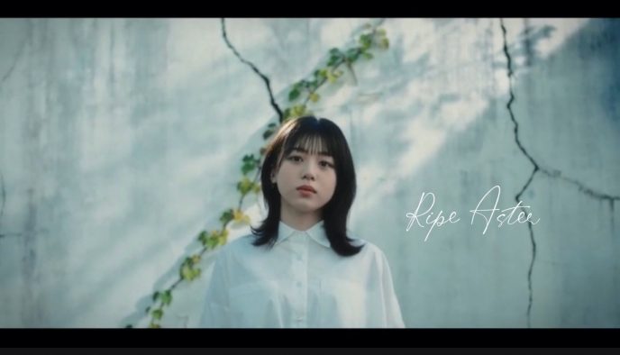 八木海莉、真っ白なキャンバスを青く染める「Ripe Aster」MV公開