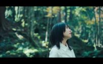 八木海莉、真っ白なキャンバスを青く染める「Ripe Aster」MV公開 - 画像一覧（2/5）