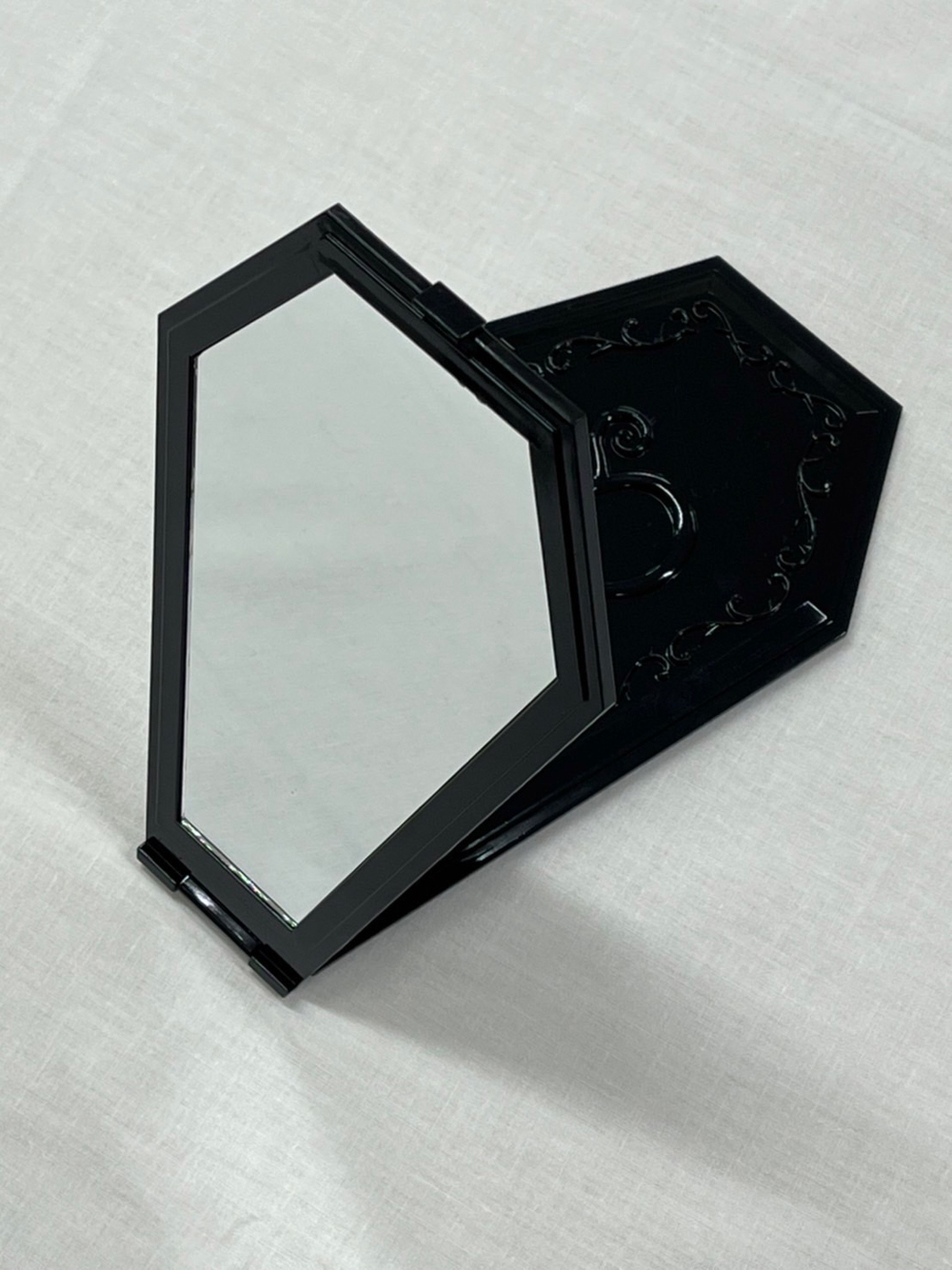 HYDE、リマスターコンプリートボックスの発売を記念してタワレコ