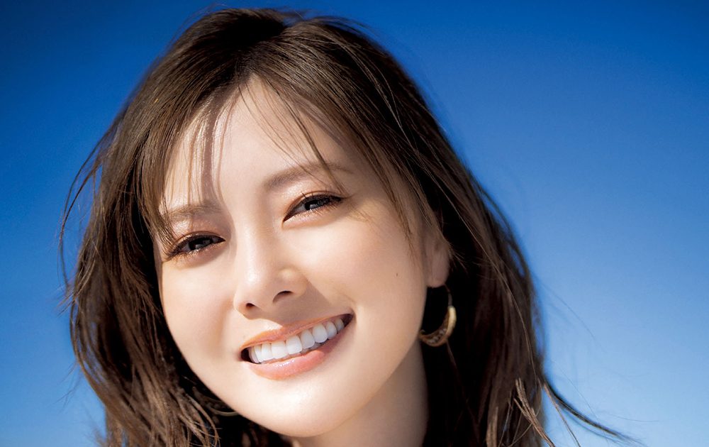 白石麻衣、DJ和の新作MIX CD『LOVE』『HAPPY』のジャケットに登場