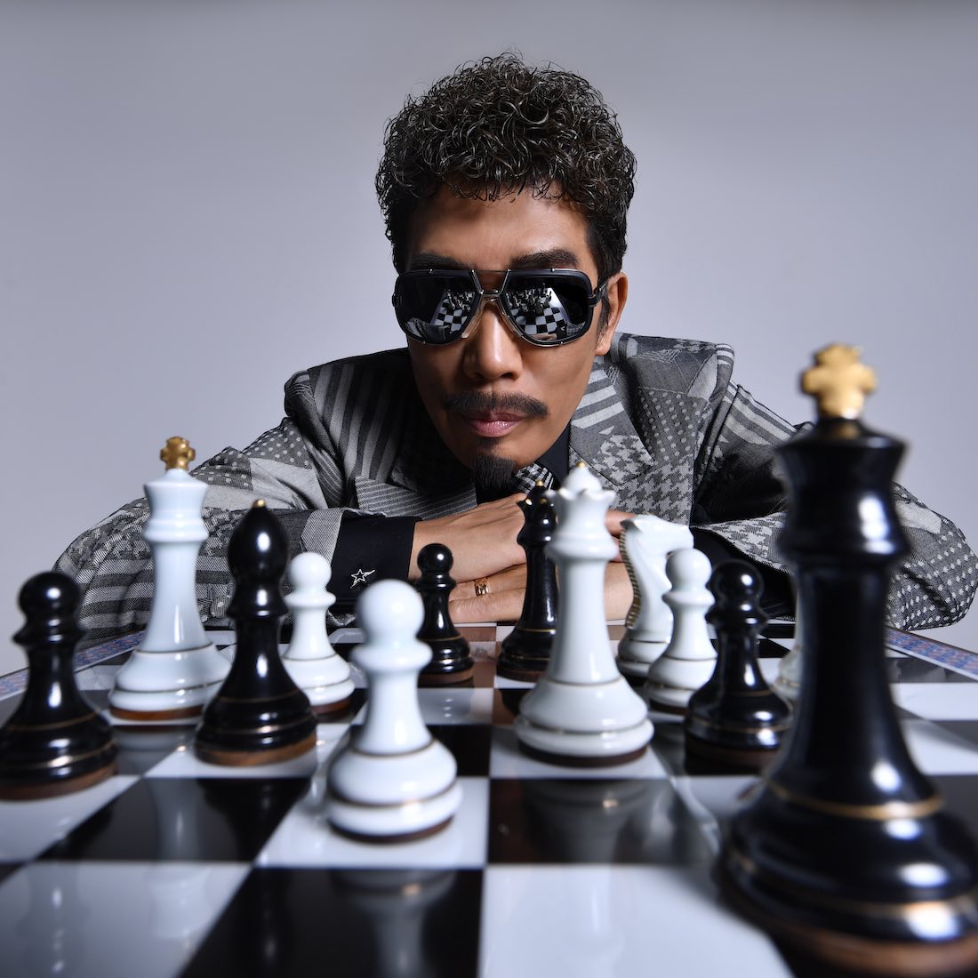 鈴木雅之を再発見する。彼のキャリアとチャレンジに見る強靱な存在感と “楽しむ”を共有する柔軟性 - 画像一覧（1/6）