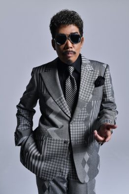 鈴木雅之を再発見する。彼のキャリアとチャレンジに見る強靱な存在感と “楽しむ”を共有する柔軟性