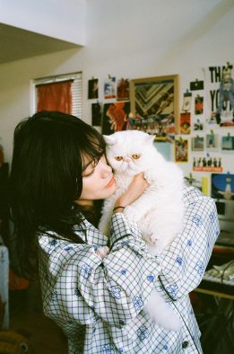 セントチヒロ・チッチ（BiSH）、愛猫2匹との出会いと日常を綴った初フォトエッセイ発売決定