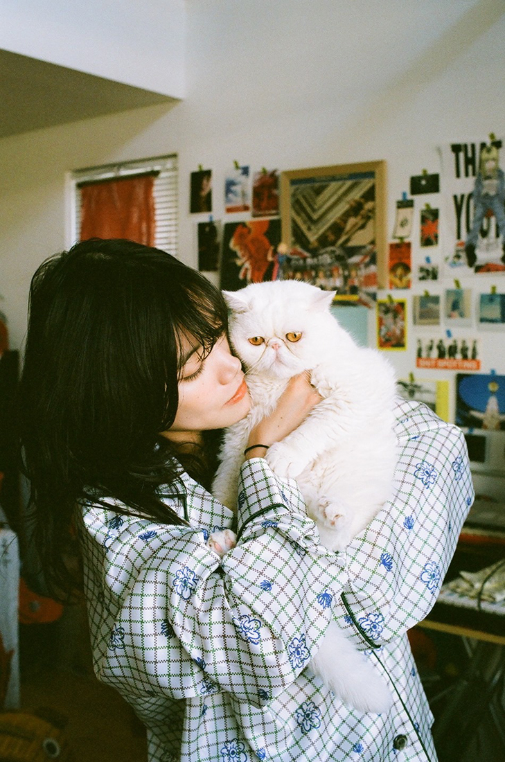 セントチヒロ・チッチ（BiSH）、愛猫2匹との出会いと日常を綴った初フォトエッセイ発売決定