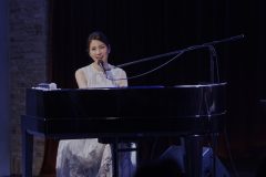 松下奈緒、『FUN』リリースライブを開催！ バイオリン・チェロとトリオでの演奏を披露