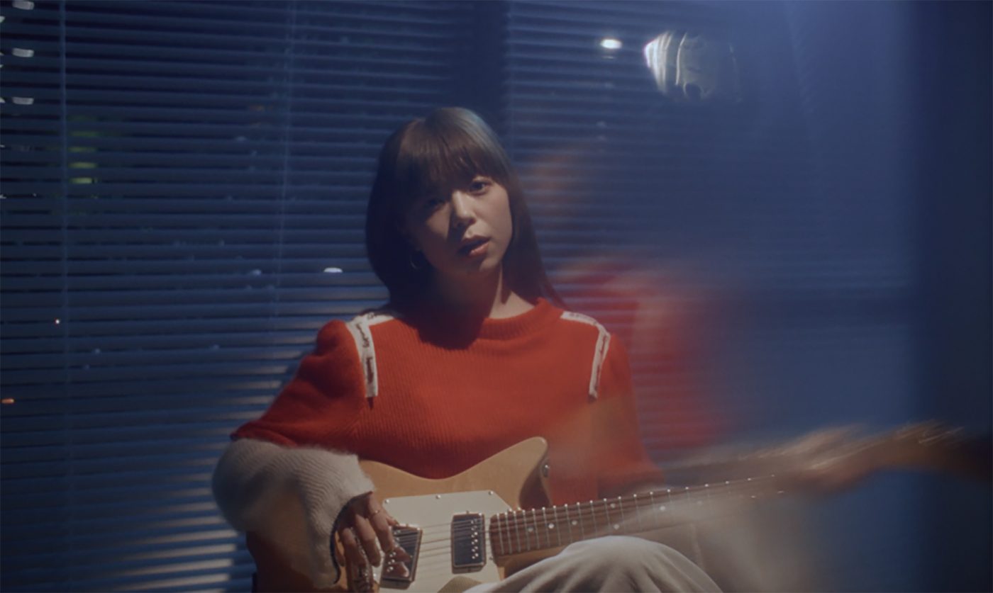 大比良瑞希、3rdアルバム収録曲「ダージリン」MV公開！ 愛機のギター片手に葛藤する女性に寄り添う
