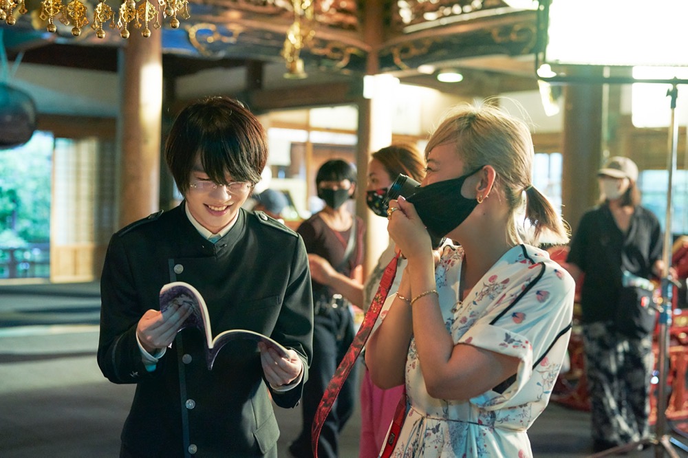 神木隆之介＆松村北斗がSixTONESのMVごっこ!? 映画『ホリック xxxHOLiC』メイキング映像解禁 - 画像一覧（2/3）