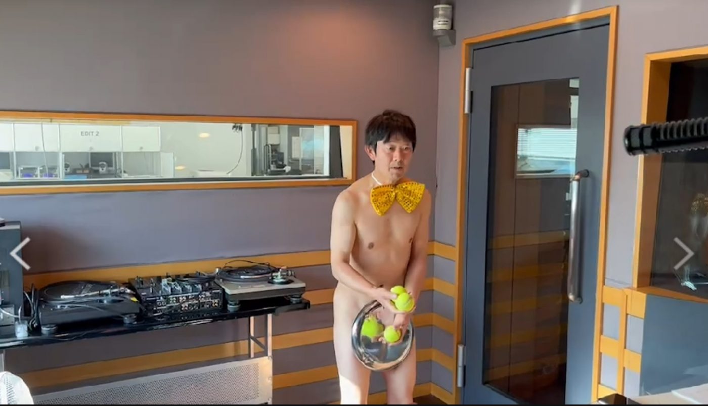 アキラ100%、『MUSIClock with THE FIRST TIMES』の生放送にまさかの全裸で登場