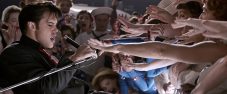 映画『エルヴィス』より、熱狂と興奮のライブシーン公開！「本物のエルヴィスを見せてやる！」 - 画像一覧（1/2）