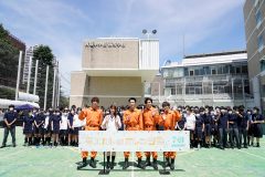 岩本照（Snow Man）、高校生に消火器の使い方をレクチャー！ 本物の消防士も「完璧」と絶賛