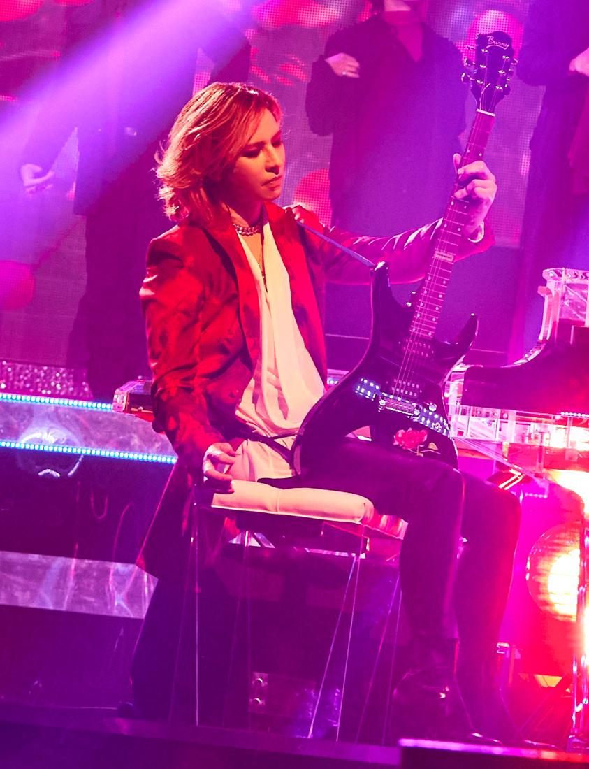 YOSHIKI、『THE MUSIC DAY』で魅せた“三刀流”パフォーマンスに大反響