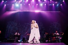 MISIA、バースデーライブに小林武史が客席からサプライズ登場！ ふたりで「花はどこへ行った」を披露