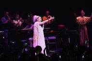 MISIA、バースデーライブに小林武史が客席からサプライズ登場！ ふたりで「花はどこへ行った」を披露 - 画像一覧（2/5）