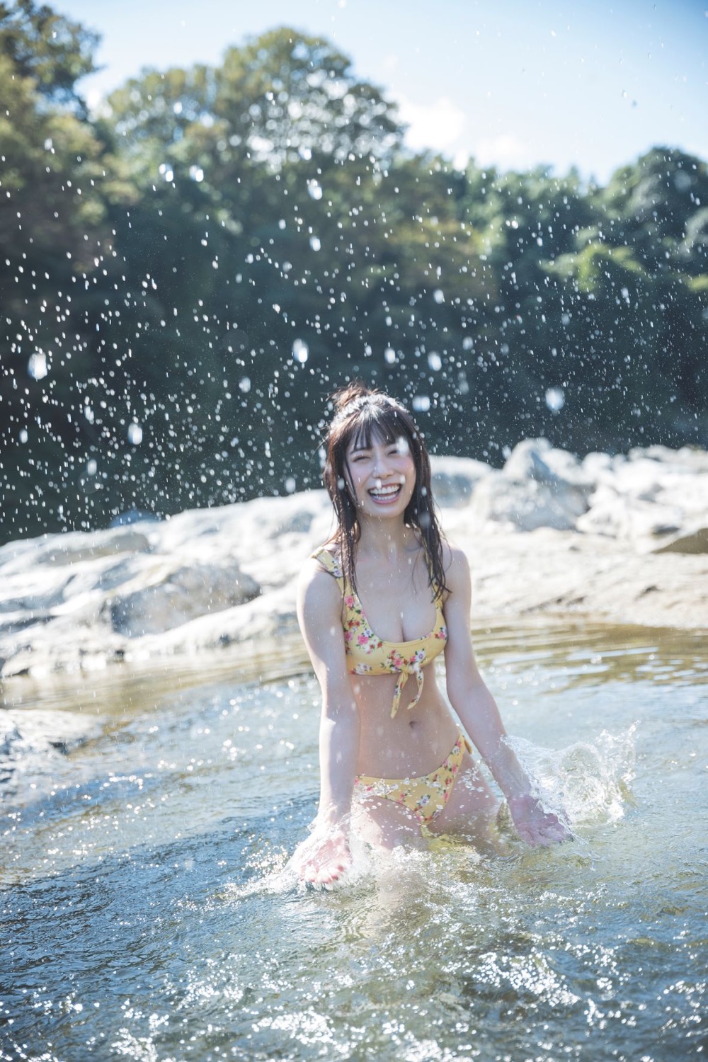 日向坂46・東村芽依、1st写真集から初の水着カットを公開！「水浴びをしているようで楽しかったです」 - 画像一覧（1/2）