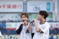 BUDDiiS、ZOZOマリンスタジアムで試合前スペシャルライブ！ 千葉ロッテマリーンズの球団歌も熱唱 - 画像一覧（2/3）