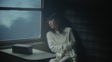 あいみょん、4thアルバム『瞳へ落ちるよレコード』収録曲「3636」MV解禁。監督はClassic 6が担当 - 画像一覧（1/2）
