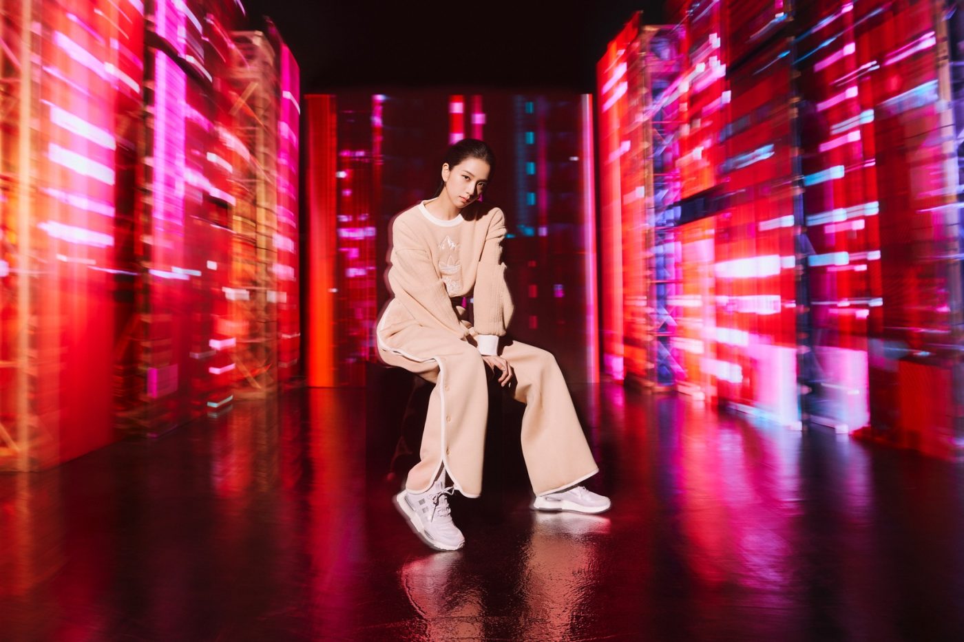 BLACKPINK、アディダス「NMD_V3」をクールに履きこなす新ビジュアル公開 - 画像一覧（1/5）