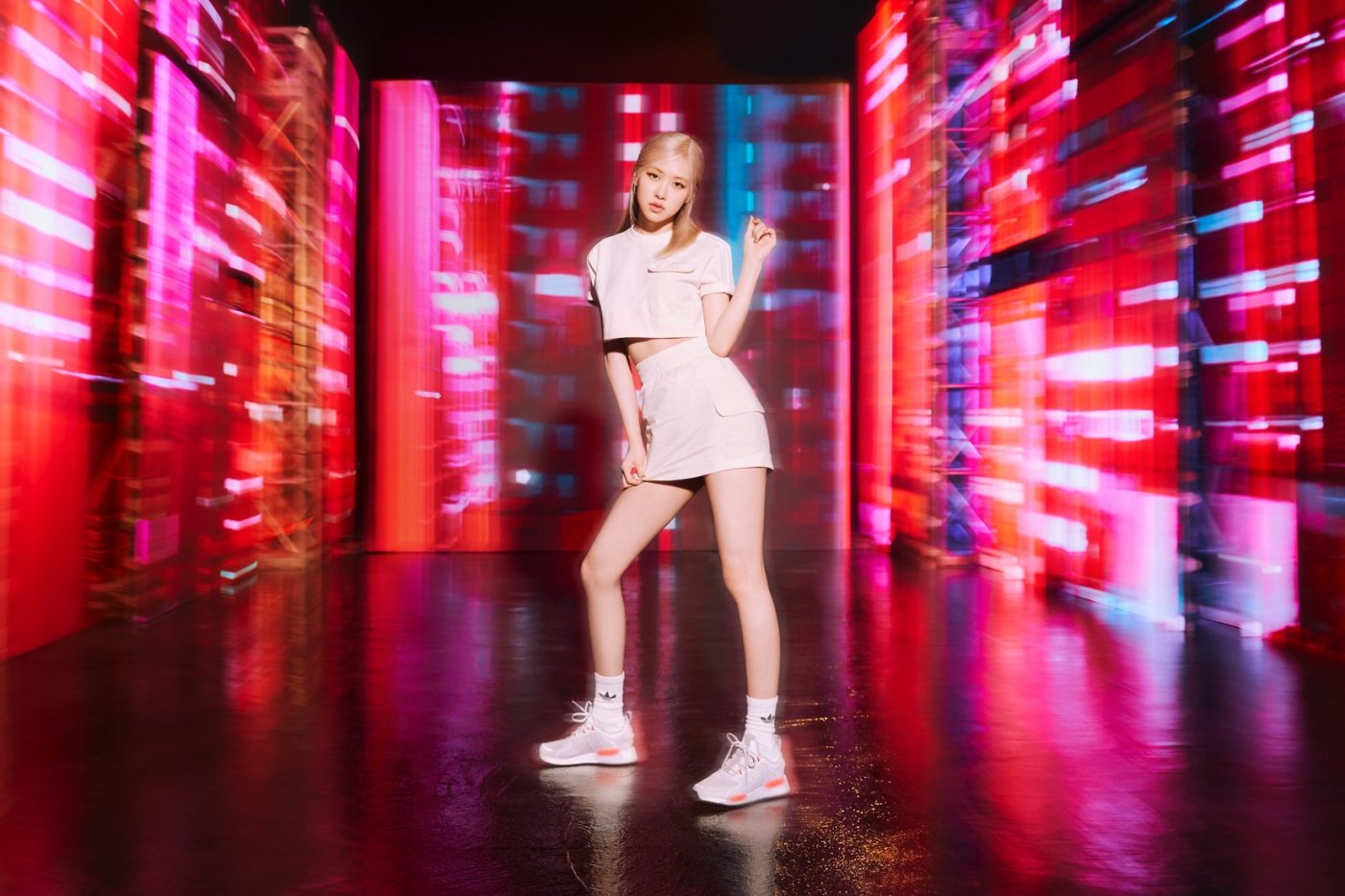 BLACKPINK、アディダス「NMD_V3」をクールに履きこなす新ビジュアル公開 - 画像一覧（2/5）