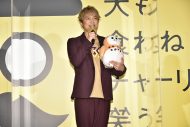 香取慎吾、主演映画に出演したフクロウとの間に微妙な空気!?「鳥と人生で接したことってありますか？」 - 画像一覧（2/5）