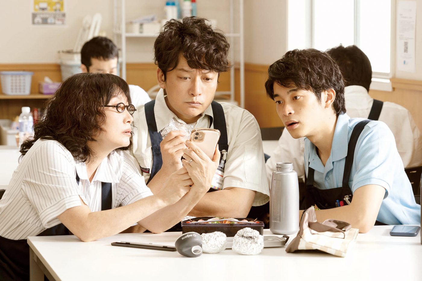 香取慎吾、顔面蒼白!? 映画『犬も食わねどチャーリーは笑う』より、“旦那デスノート”紹介シーン公開