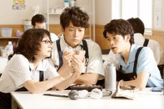 香取慎吾、顔面蒼白!? 映画『犬も食わねどチャーリーは笑う』より、“旦那デスノート”紹介シーン公開