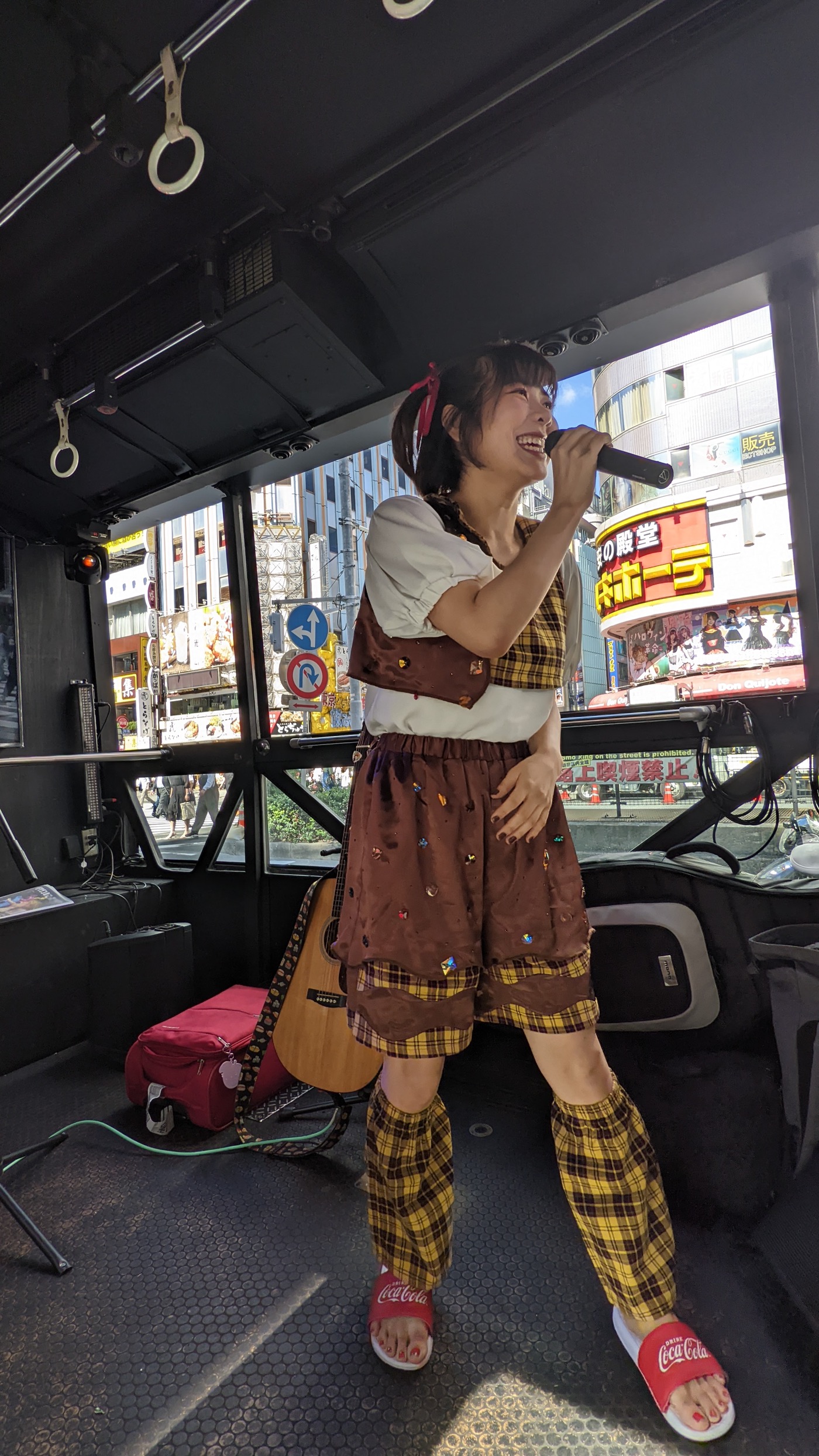 眉村ちあき、新宿・渋谷を走行中のバス車内で熱唱！ 白熱のライブバス イベントレポート到着 - 画像一覧（18/20）