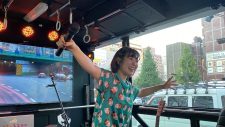 眉村ちあき、新宿・渋谷を走行中のバス車内で熱唱！ 白熱のライブバス イベントレポート到着 - 画像一覧（15/20）