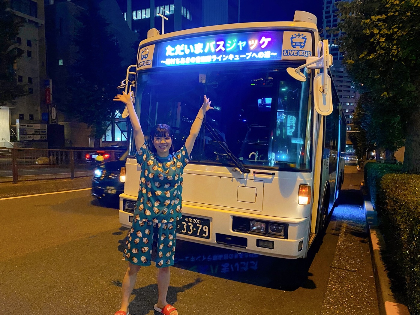 眉村ちあき、新宿・渋谷を走行中のバス車内で熱唱！ 白熱のライブバス イベントレポート到着 - 画像一覧（9/20）