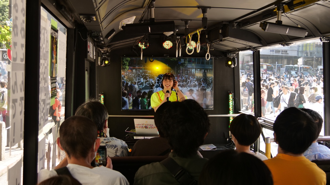 眉村ちあき、新宿・渋谷を走行中のバス車内で熱唱！ 白熱のライブバス イベントレポート到着 - 画像一覧（8/20）