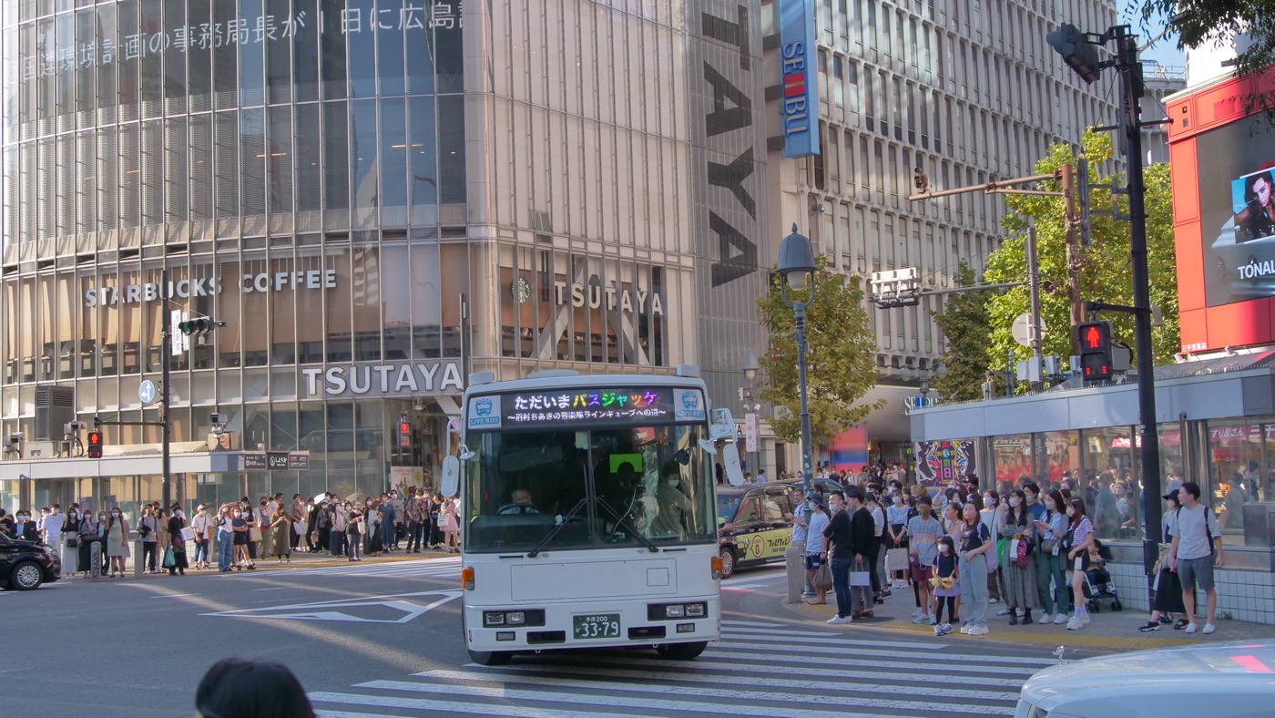眉村ちあき、新宿・渋谷を走行中のバス車内で熱唱！ 白熱のライブバス イベントレポート到着 - 画像一覧（2/20）