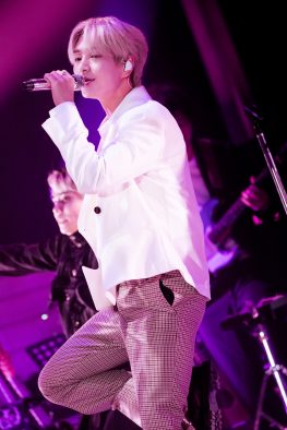 SHINee・ONEW（オンユ）、日本初ソロツアーが映像作品化！ FC限定盤には秦基博と共演した日本武道館公演の映像も